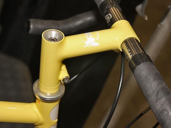 Mo Rebolledo got together with fellow framebuilder Aaron Hayes of Courage Bicycles for this stem and headset cap.