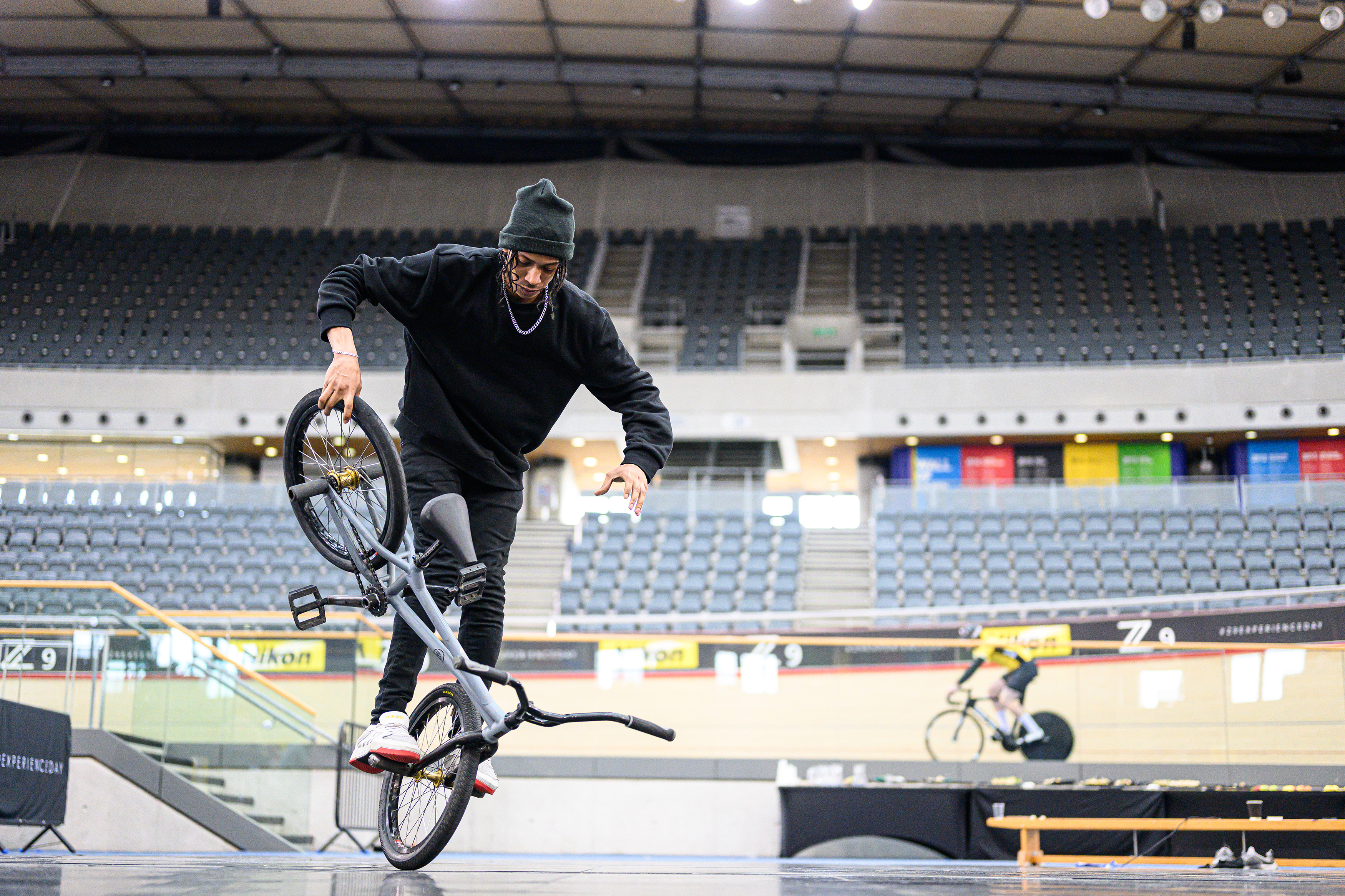 Un ciclista de BMX haciendo algunos trucos