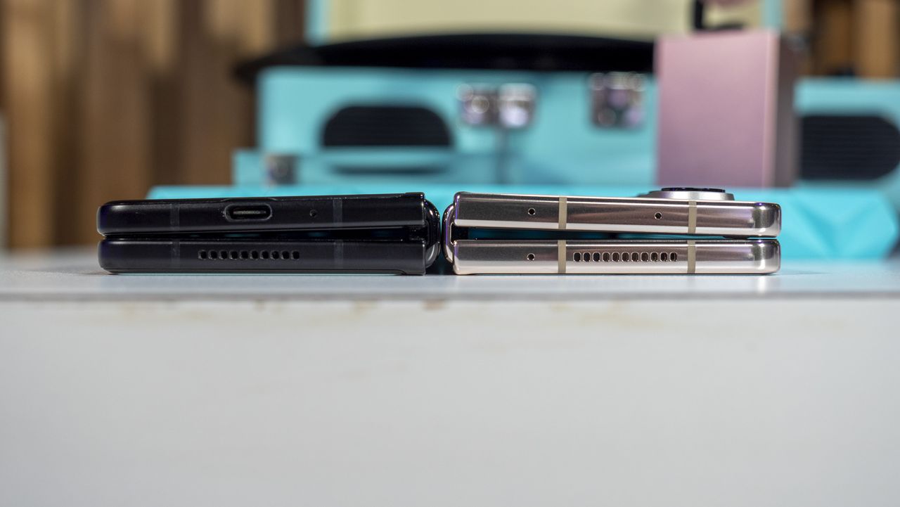 Samsung Galaxy Z Fold 3 (black) versus Samsung Galaxy Z Fold 4 (Graygreen)