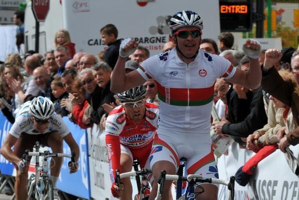 Yauheni Hutarovich (Fran&ccedil;aise Des Jeux) throws his salute in France