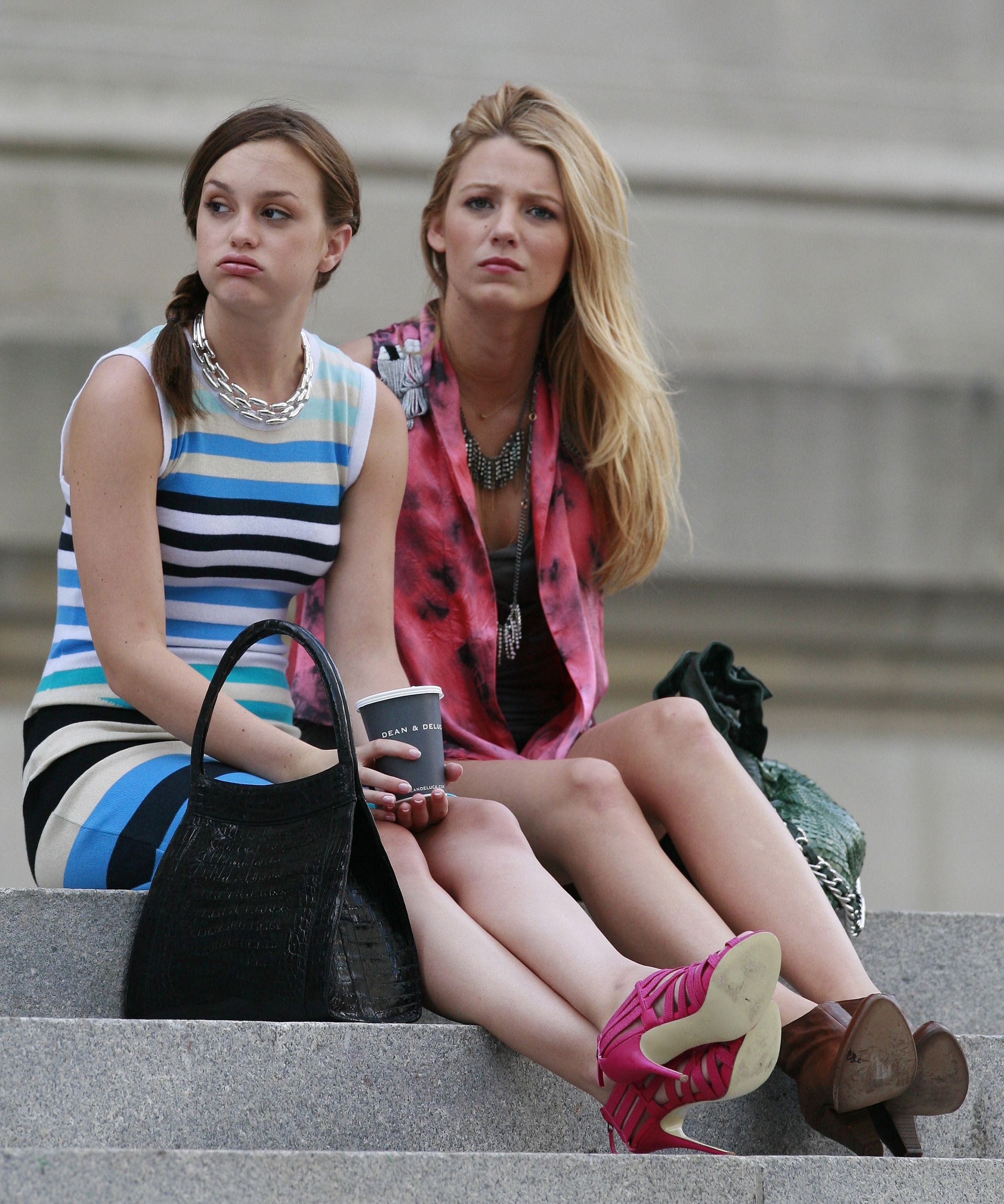 gg - serena and blair on steps