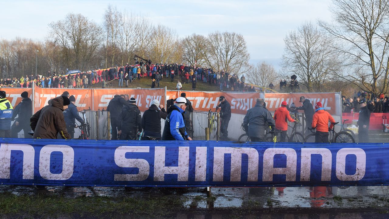 Queues for the pit wash during the Men's Elite race