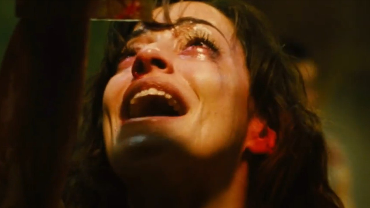 Emmanuelle Vaugier putting her hands in a glass box in Saw II