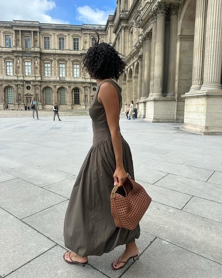 @slipintostyle wears an olive green dress with brown sandals and a tan bag