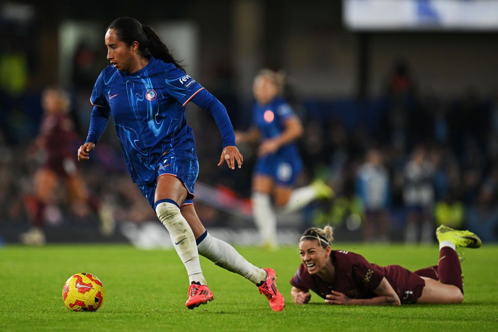 Mayra Ramirez of Chelsea runs ahead of Alanna Kennedy of Manchester City during the Barclays Women&#039;s Super League match between Chelsea and Manchester City at Stamford Bridge on November 16, 2024 in London, England.