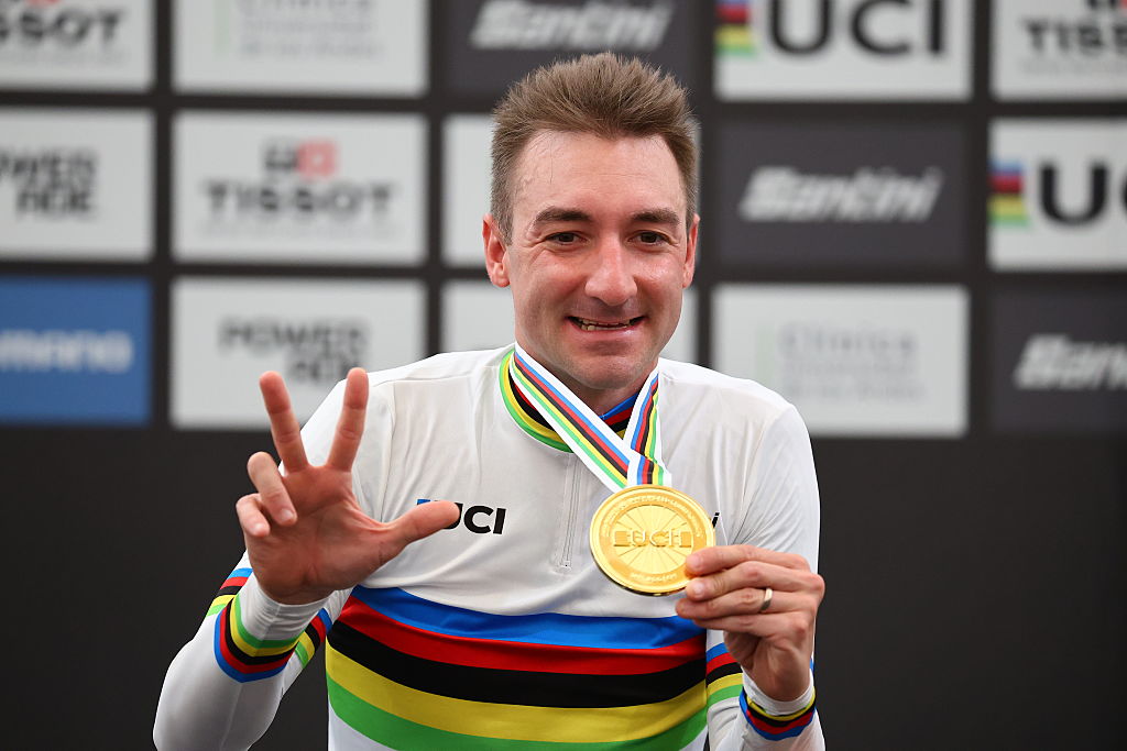 SANTIAGO, CHILE - OCTOBER 26: Elia Viviani of Italy celebrates after winning in Men Elimination Race during 2025 UCI Track World Championships at Velodromo de Peñalolén on October 26, 2025 in Santiago, Chile. (Photo by Marcelo Hernandez/Getty Images)