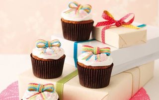 Birthday present cupcakes