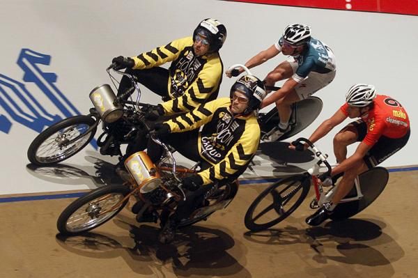 Iljo Keisse and Franco Marvulli go head to head in the derny race