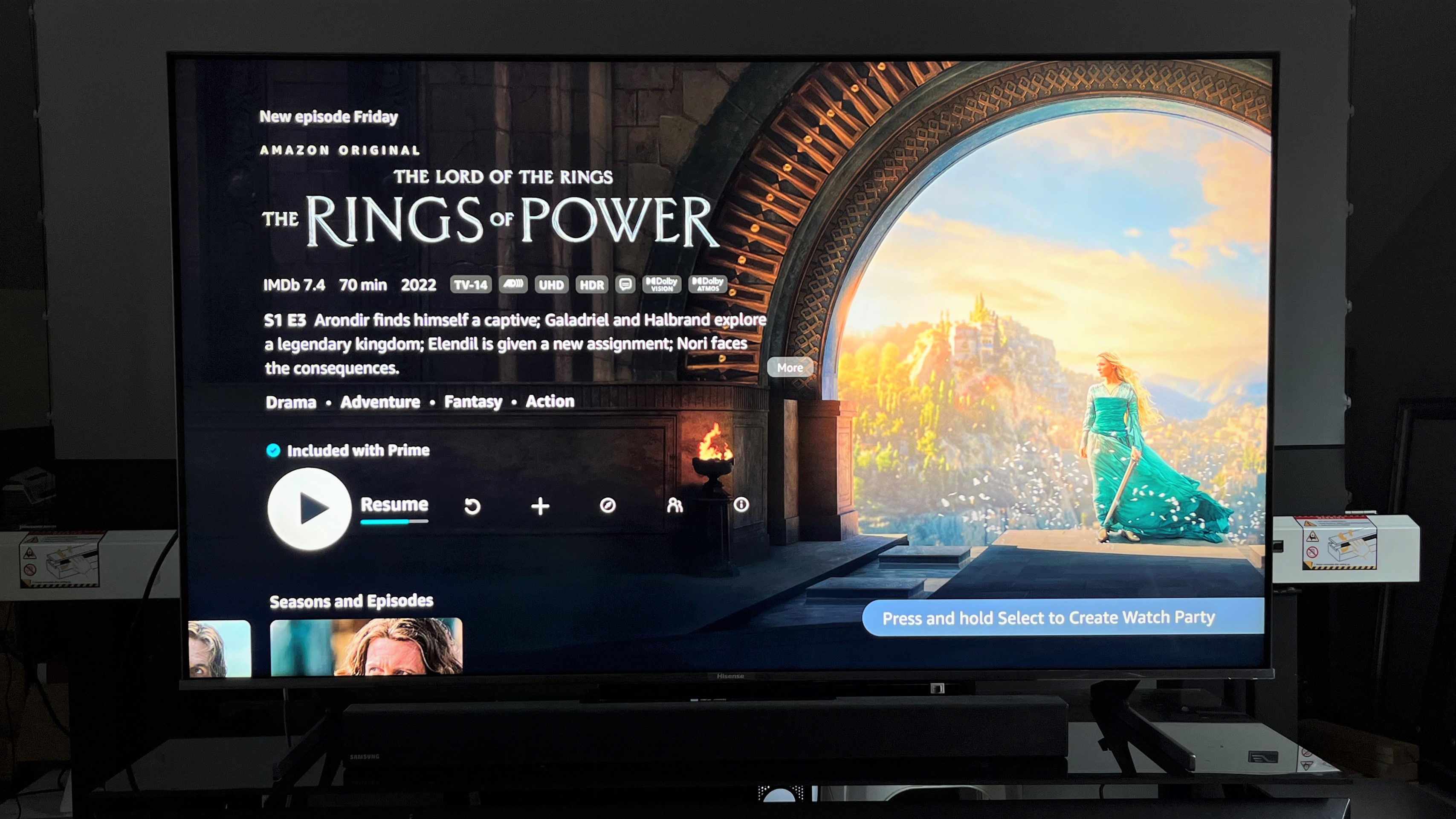 Hisense U8H TV menampilkan antarmuka Google TV dengan Lord of the Rings di layar