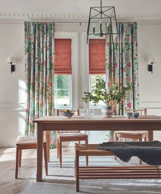 Curtains and blinds in the dining room