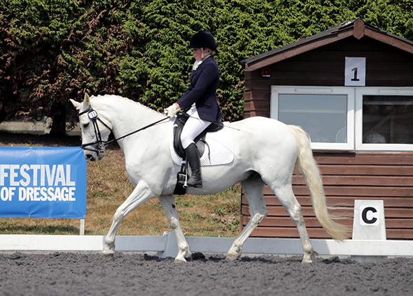 GGSA7203HH-022-Charlotte-Cooper-and-Kildromin-sir.jpg