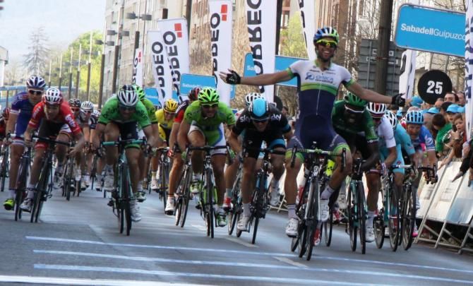 Michael Matthews (Orica GreenEdge) sprints toward victory