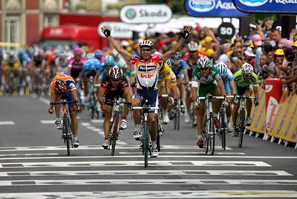 Robbie McEwen (Davitamon-Lotto) easily takes the win.
