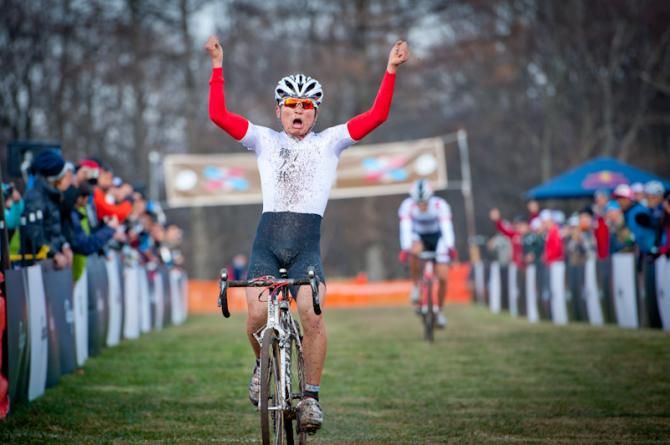 Kota Yokoyama (Shinonoi High School) beats U23 Japan champion Toki Sawada (Team Bridgestone Anchor) at the finish line