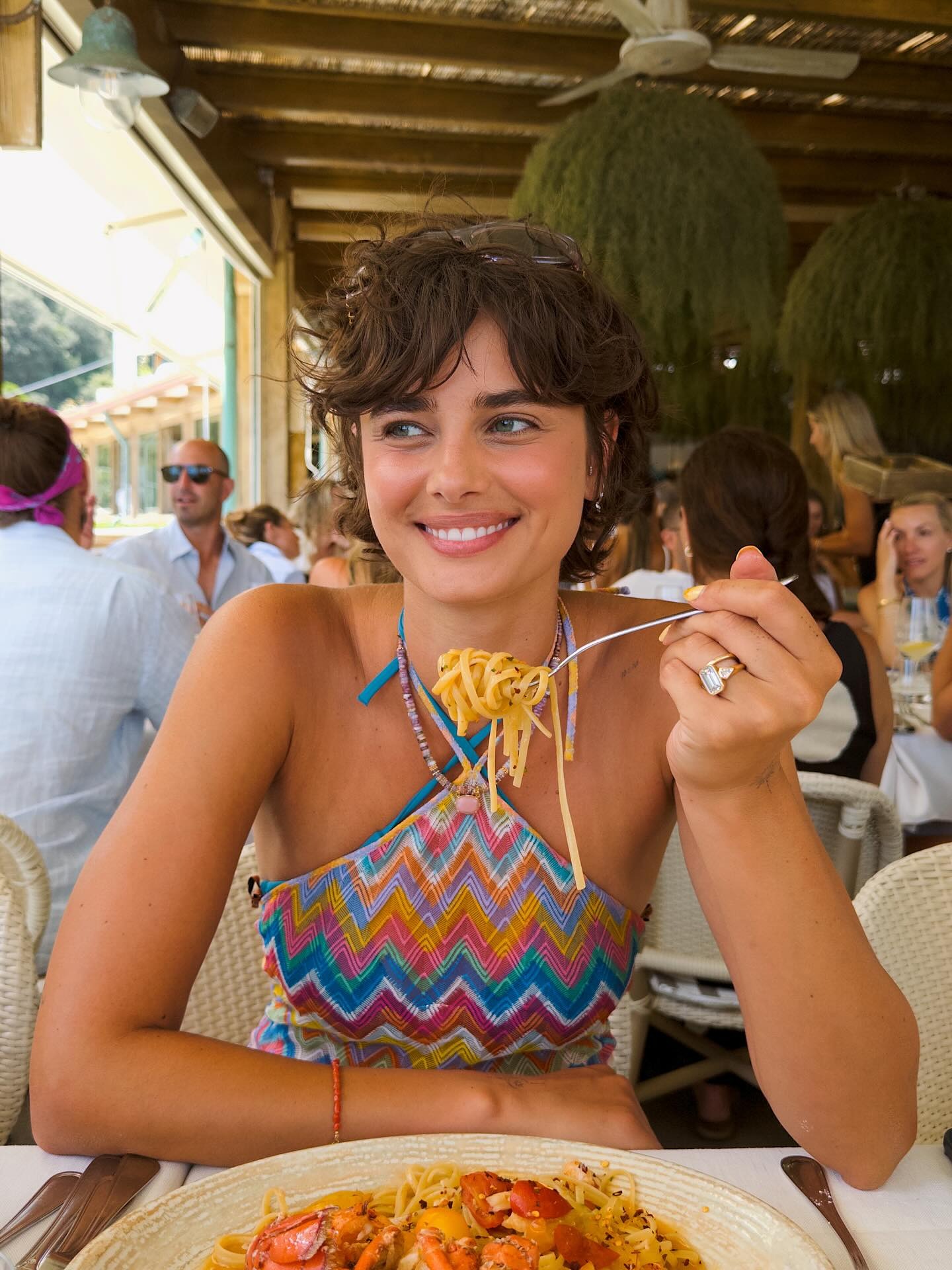 Taylor Hill en Italie mangeant des pâtes avec des cheveux bruns usés