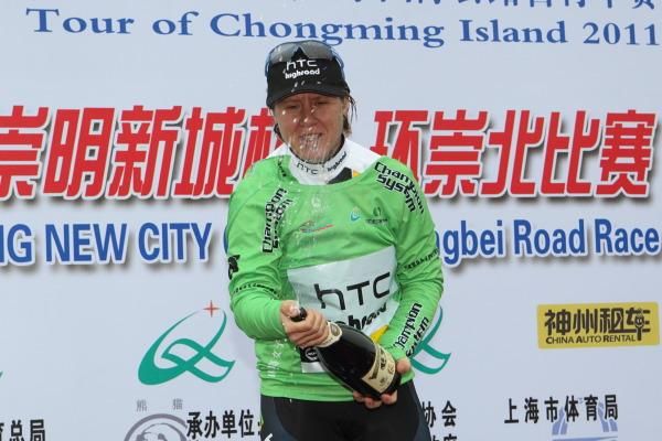 Ina Yoko Teutenberg (HTC-HighRoad) in the sprint jersey on the podium after winning stage 1