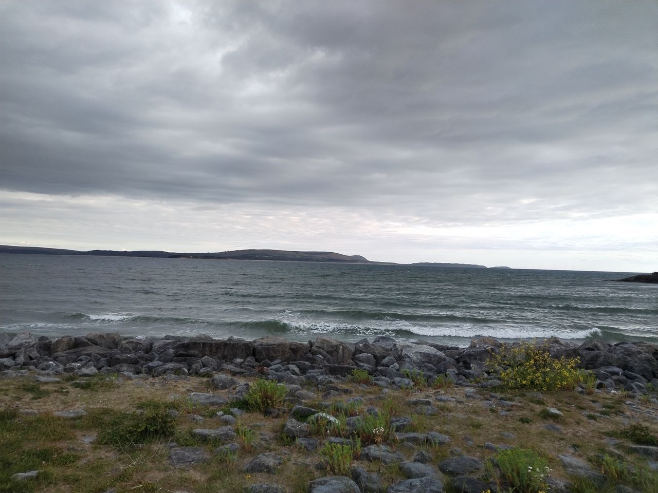 An Honor Magic 4 Lite camera sample showing a coastal scene