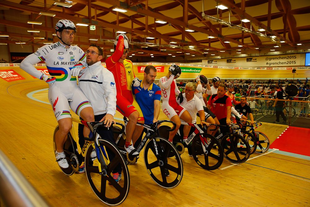 Riders line up foer the Keirin final