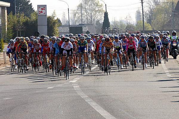 The peloton at the 2007 Tour of Flanders Women