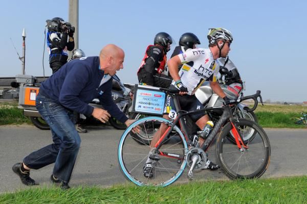 Mark Cavendish (HTC-Highroad) gets a new rear wheel.