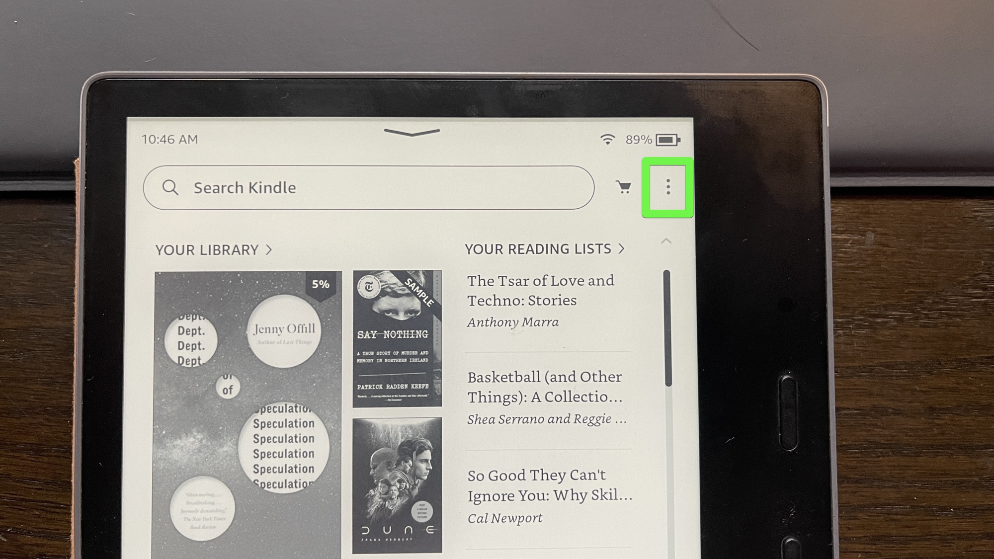Kindle Oasis с выделенной кнопкой с тремя точками.