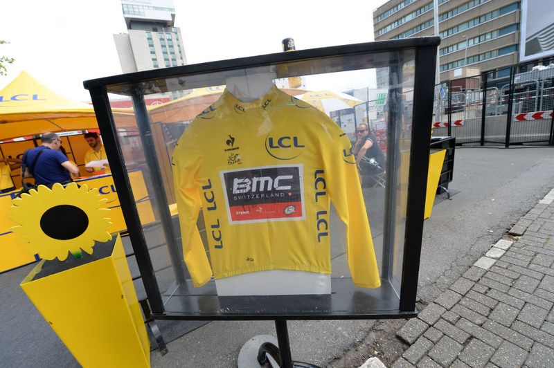 The first yellow jersey of 2015 gets a frame for the start of stage 2