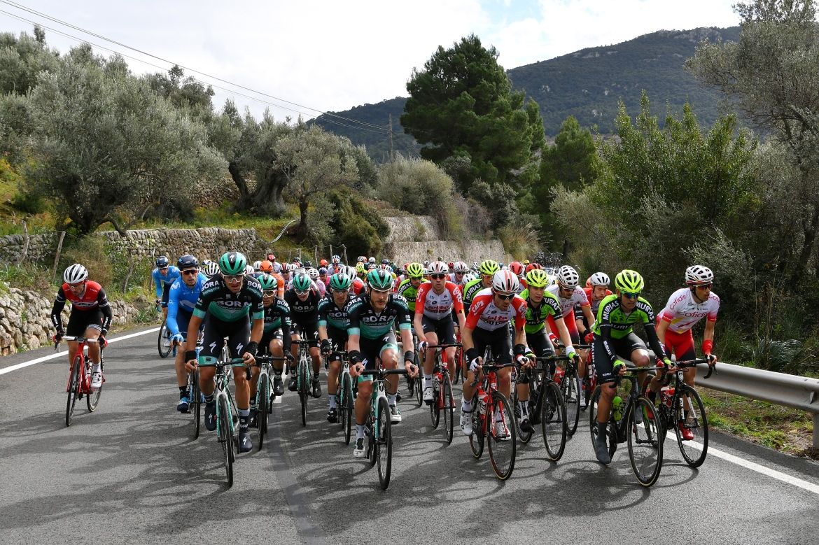 The peloton pushes hard on a climb
