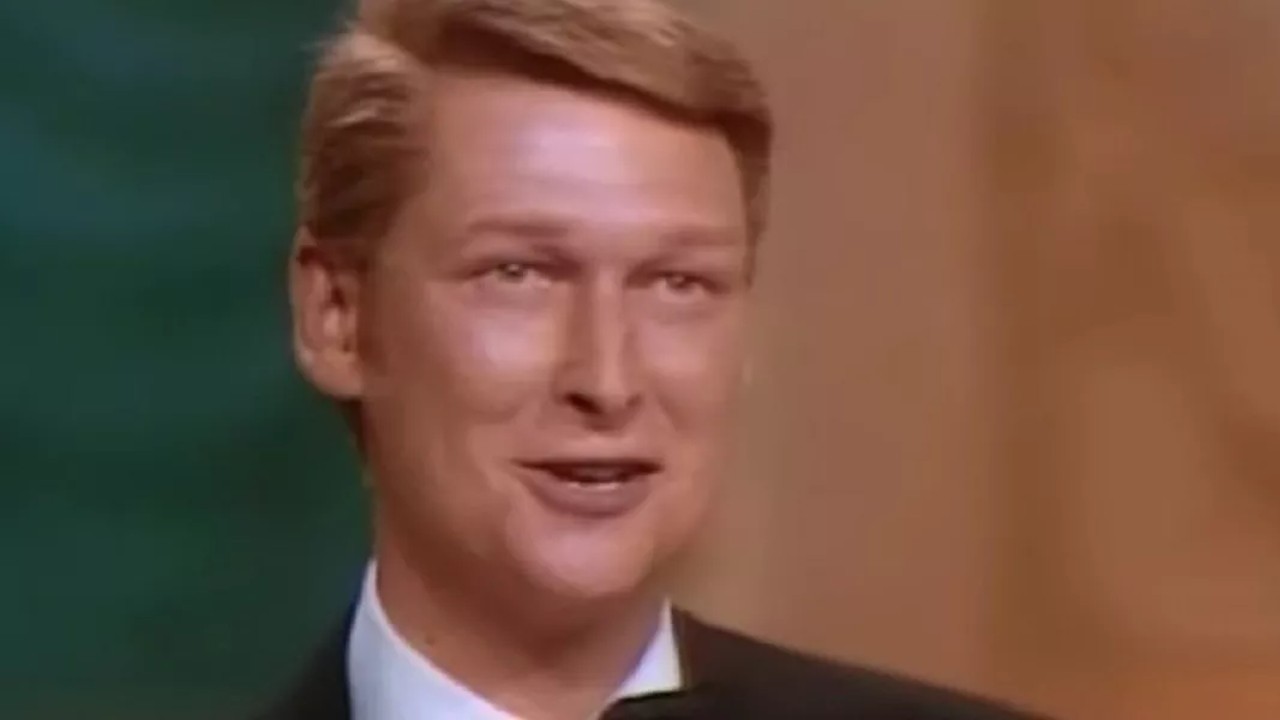 Mike Nichols wins Oscar for The Graduate