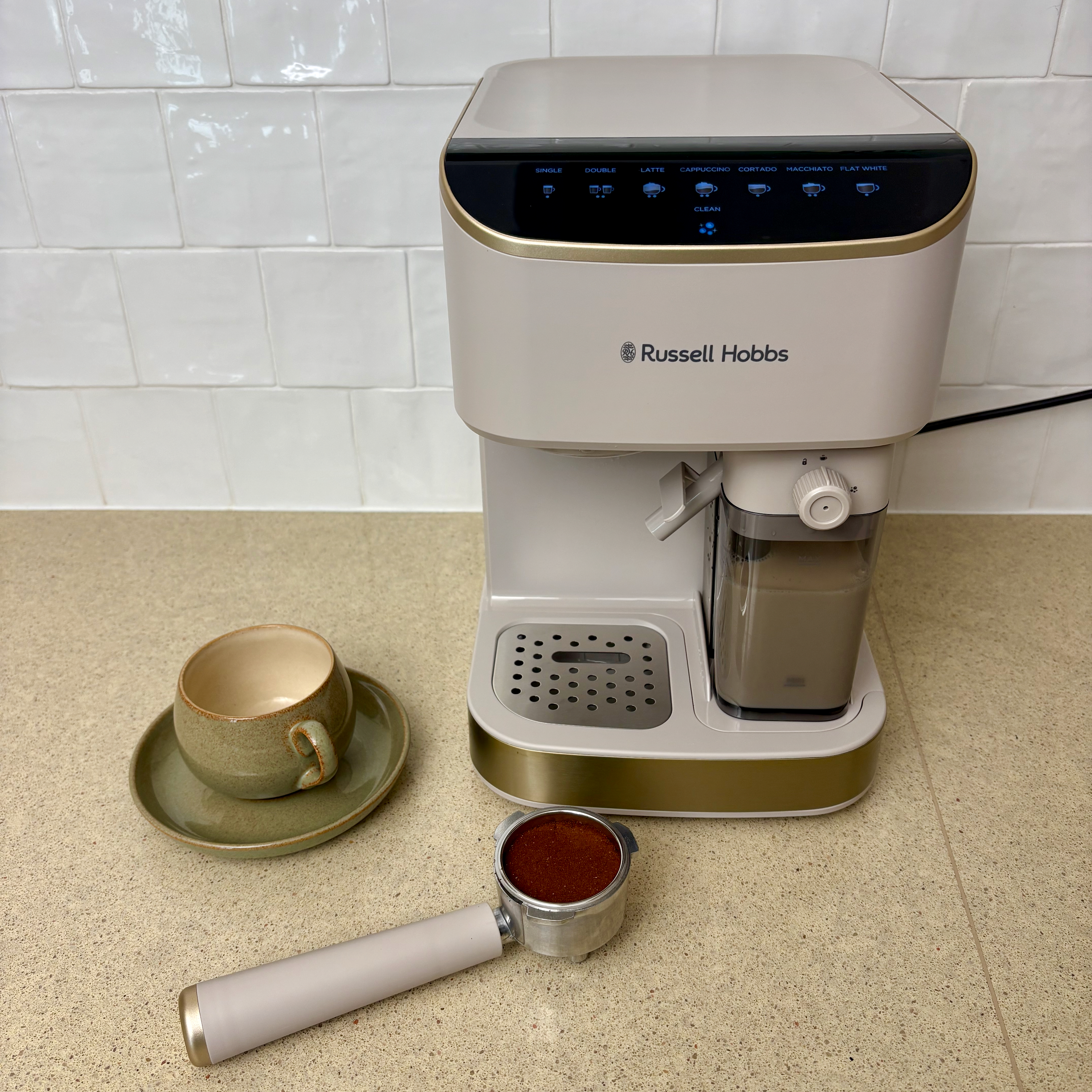 Testing the Russell Hobbs coffee machine 