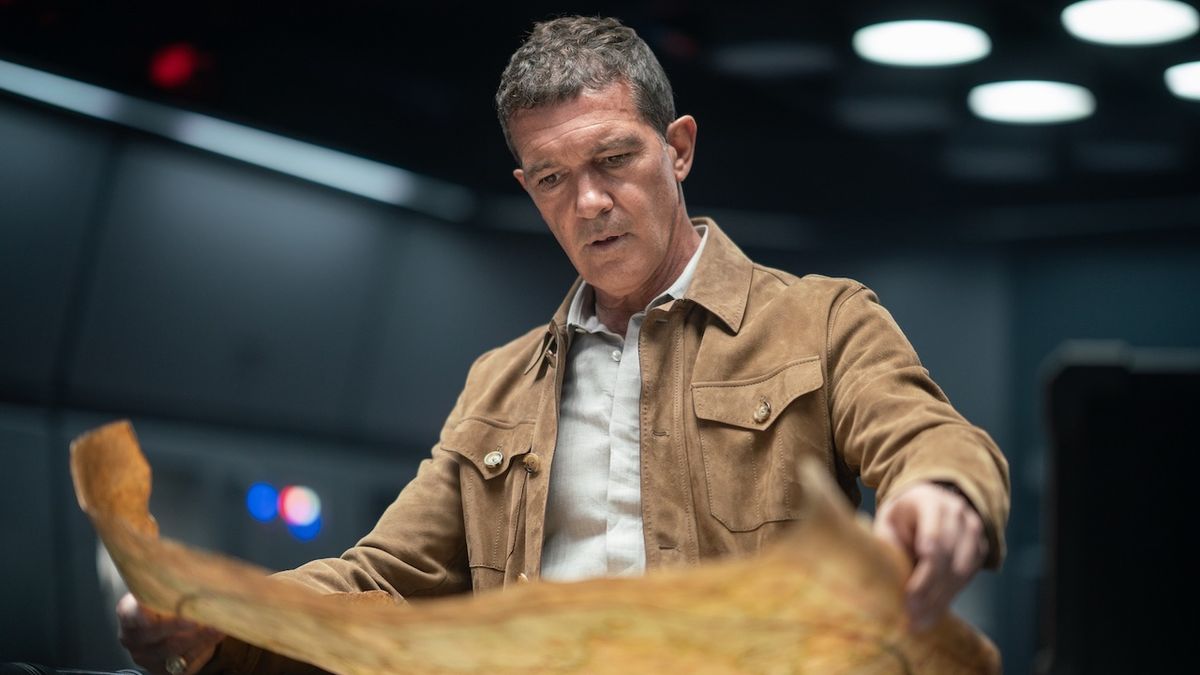 Antonio Banderas looking at map in Uncharted