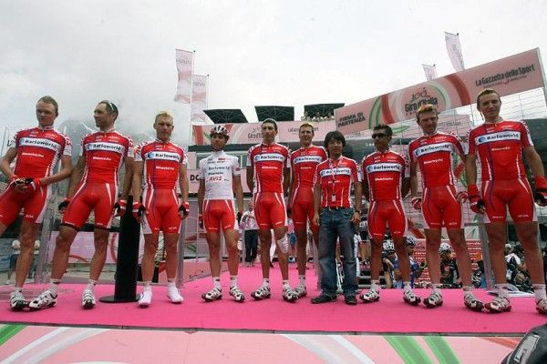 Barloworld had a visitor at the start of stage five: former Formula 1 driver Ukyo Katayama.