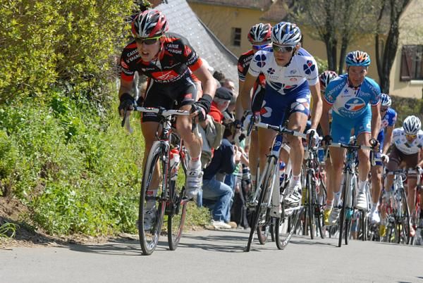 Caisse d'Epargne leads the chase of the break.
