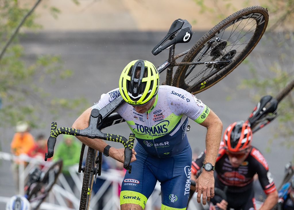 Quinten Hermans leads the run up on lap 1 of the Waterloo UCI Cyclo-cross World Cup men's elite race 2021