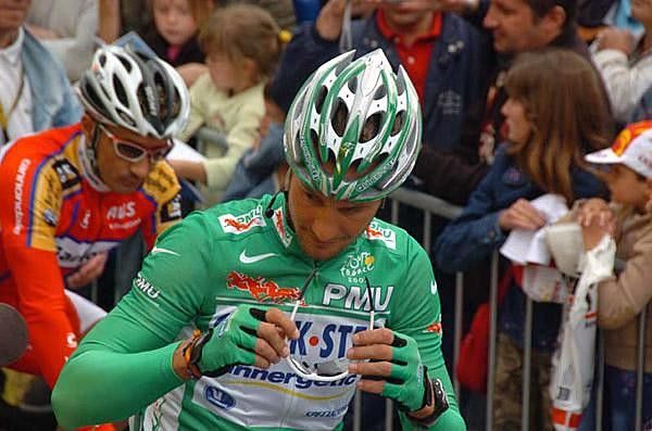 Tom Boonen in green led the points competition ahead of McEwen at the start