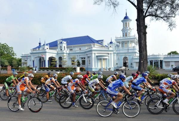The peloton scoot past some distinctive Malaysian architecture