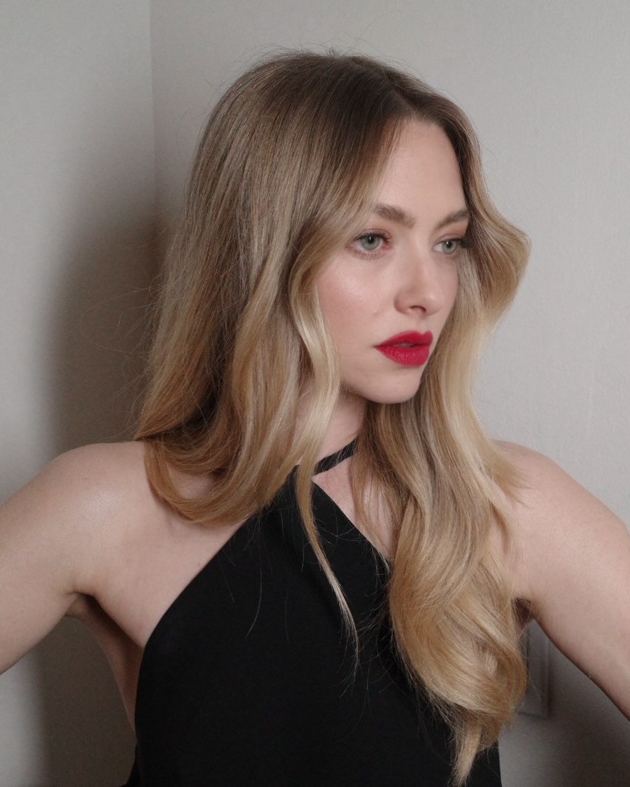 Amanda Seyfried with faded blonde hair