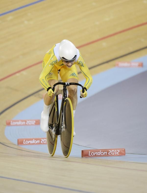 Annette Edmonson (Australia) rides to a third place finish in the omnium's flying 250m time trial.