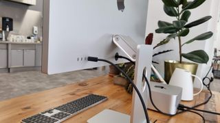 Studio Display op een houten tafel