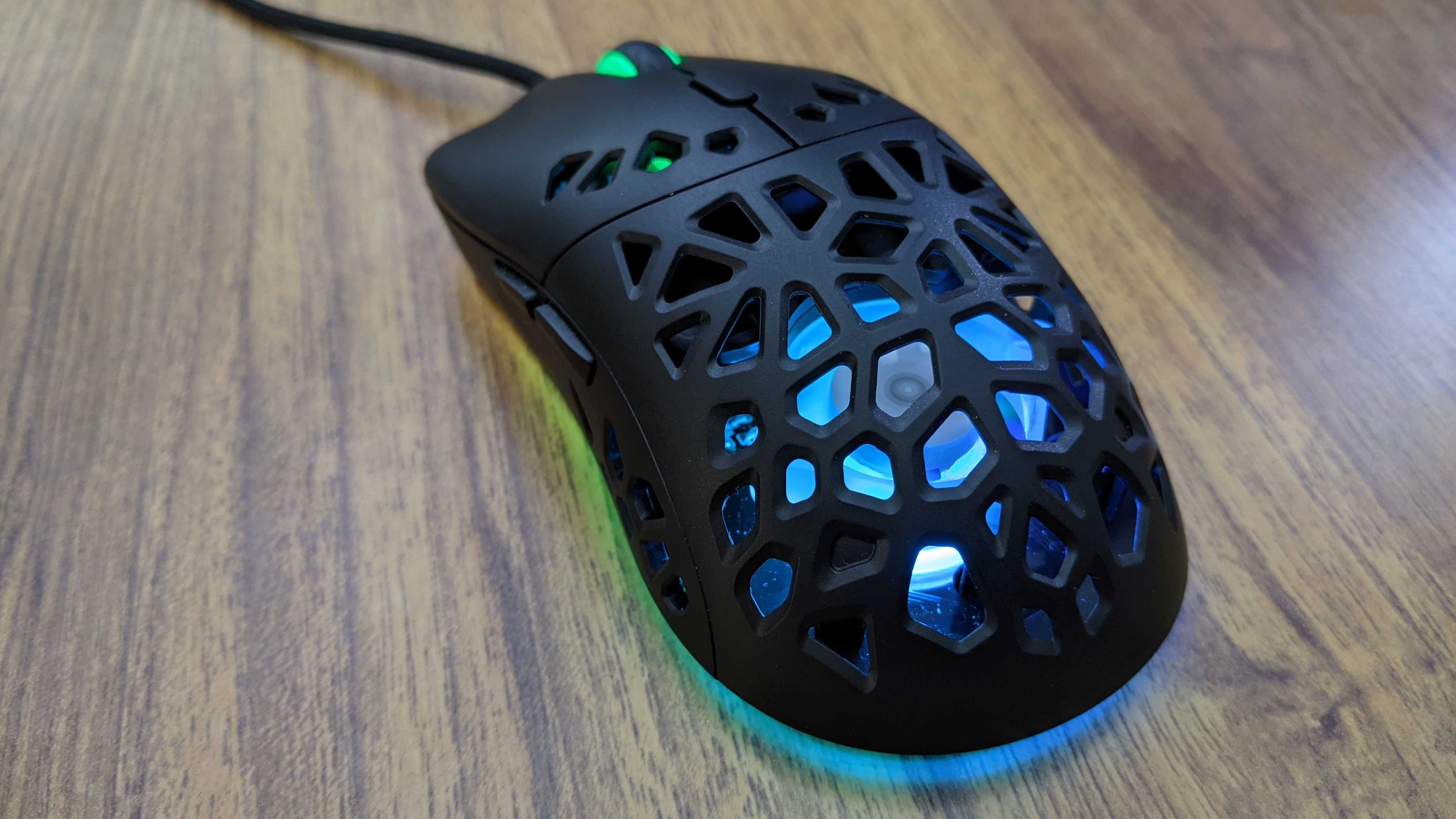 The Marsback Zephyr Pro gaming mouse seen from the back - its fractal design is lit up by the fan