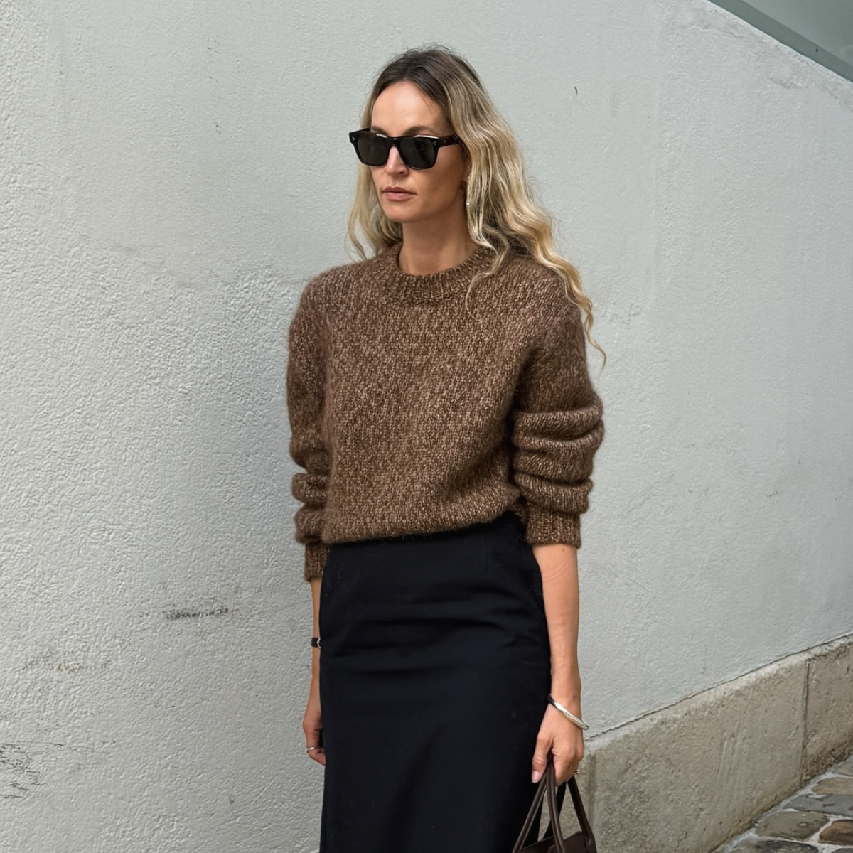 @anoukyve wears brown jumper black skirt