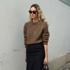 @anoukyve wears brown jumper black skirt