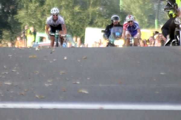 Hondo (left) and Kump approach the line.