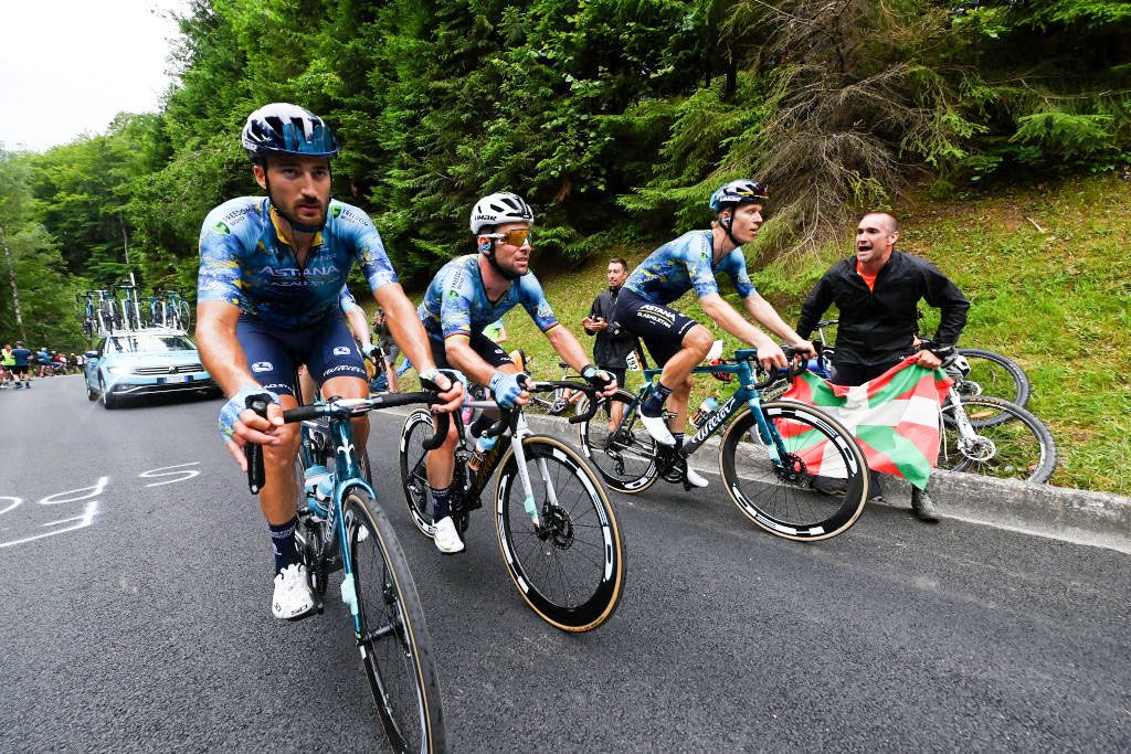 Mark Cavendish (centre) with his lead-out man Cees Bol (right) at the Tour de France