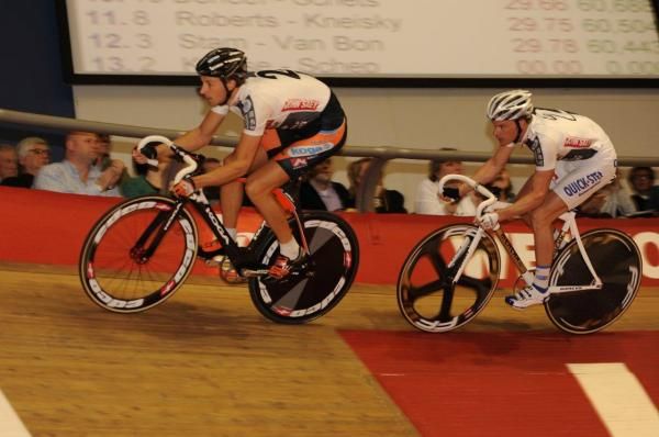 Peter Schep gets ready to launch Iljo Keisse in the flying lap.