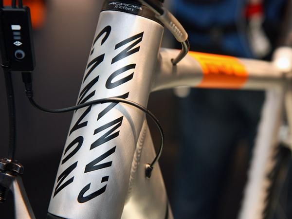 Routing was optimized for Shimano's electronic Ultegra Di2 group on the Canyon Ultimate AL 9.0 Pure Cycling edition.