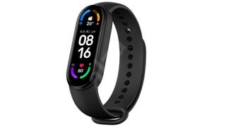 Xiaomi Mi Smart Band 6 tændt skærm og sort urrem på hvid baggrund