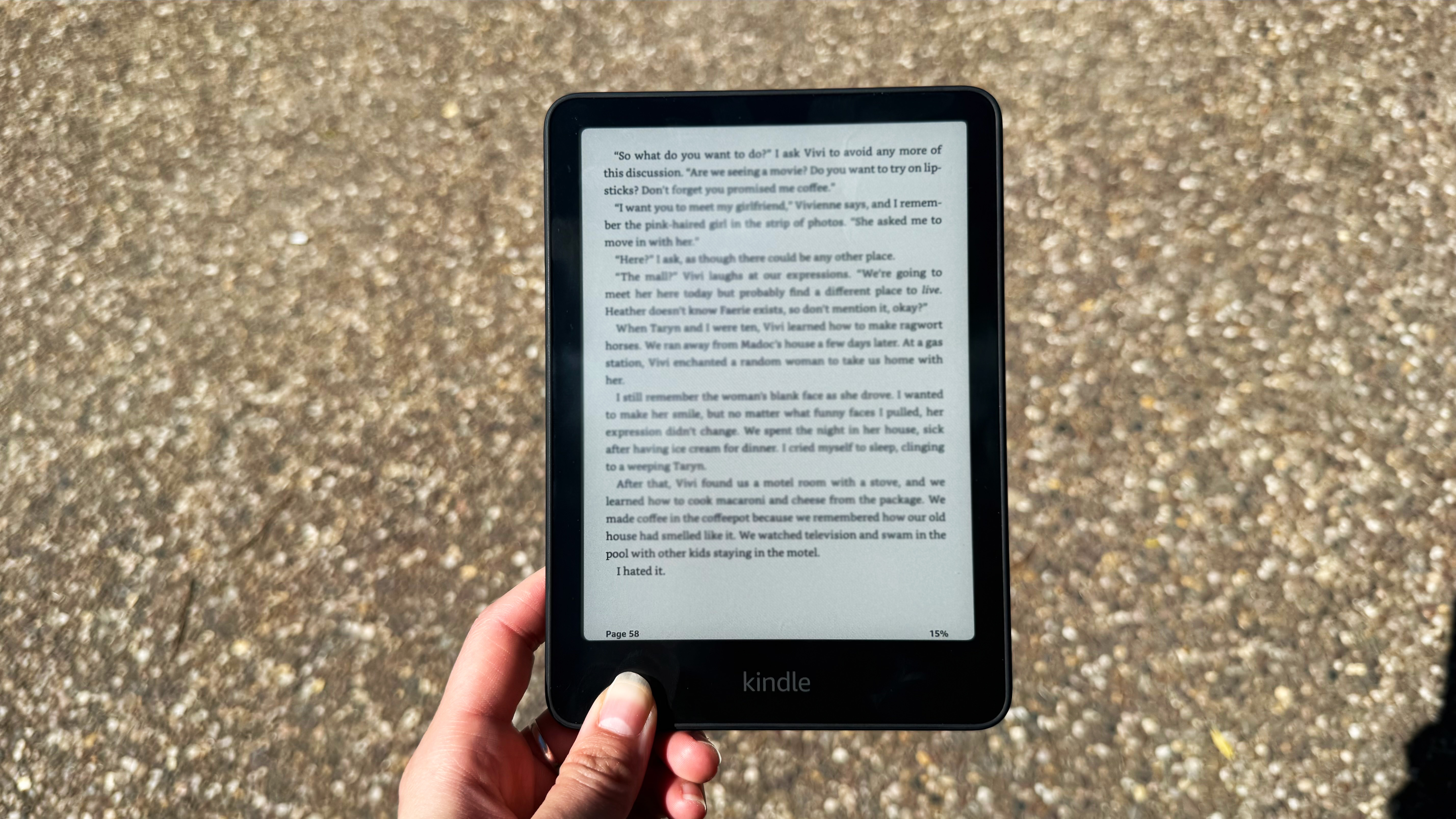 Kindle Colorsoft 2026 در زیر نور مستقیم خورشید عکاسی شده است