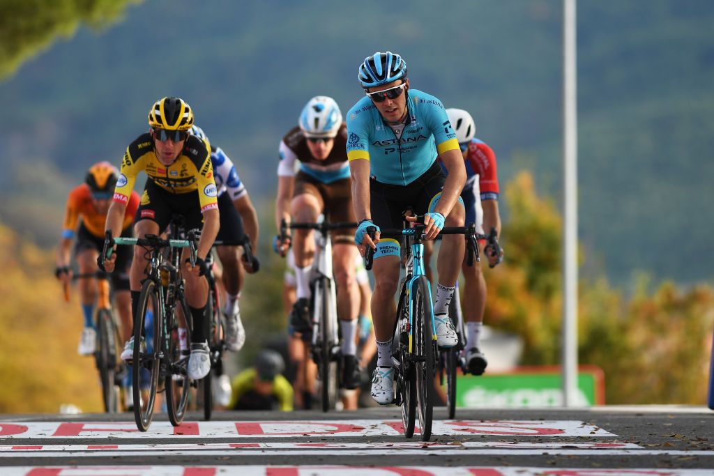 SABIANIGO SPAIN OCTOBER 24 Arrival Alex Aranburu Deba of Spain and Astana Pro Team George Bennett of New Zealand and Team Jumbo Visma Richard Carapaz of Ecuador and Team INEOS Grenadiers Polka Dot Mountain Jersey during the 75th Tour of Spain 2020 Stage 5 a 1844km Huesca to Sabinigo 835m lavuelta LaVuelta20 La Vuelta on October 24 2020 in Sabinigo Spain Photo by David RamosGetty Images