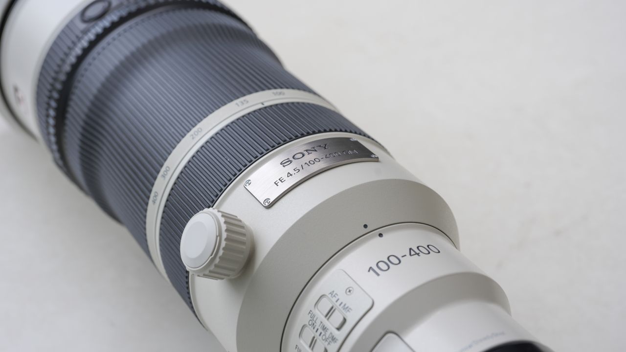 A picture of the Sony 100-400mm f/4.5 GM lens from above, showing the lens's name plate.