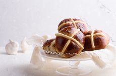 How to make hot cross buns